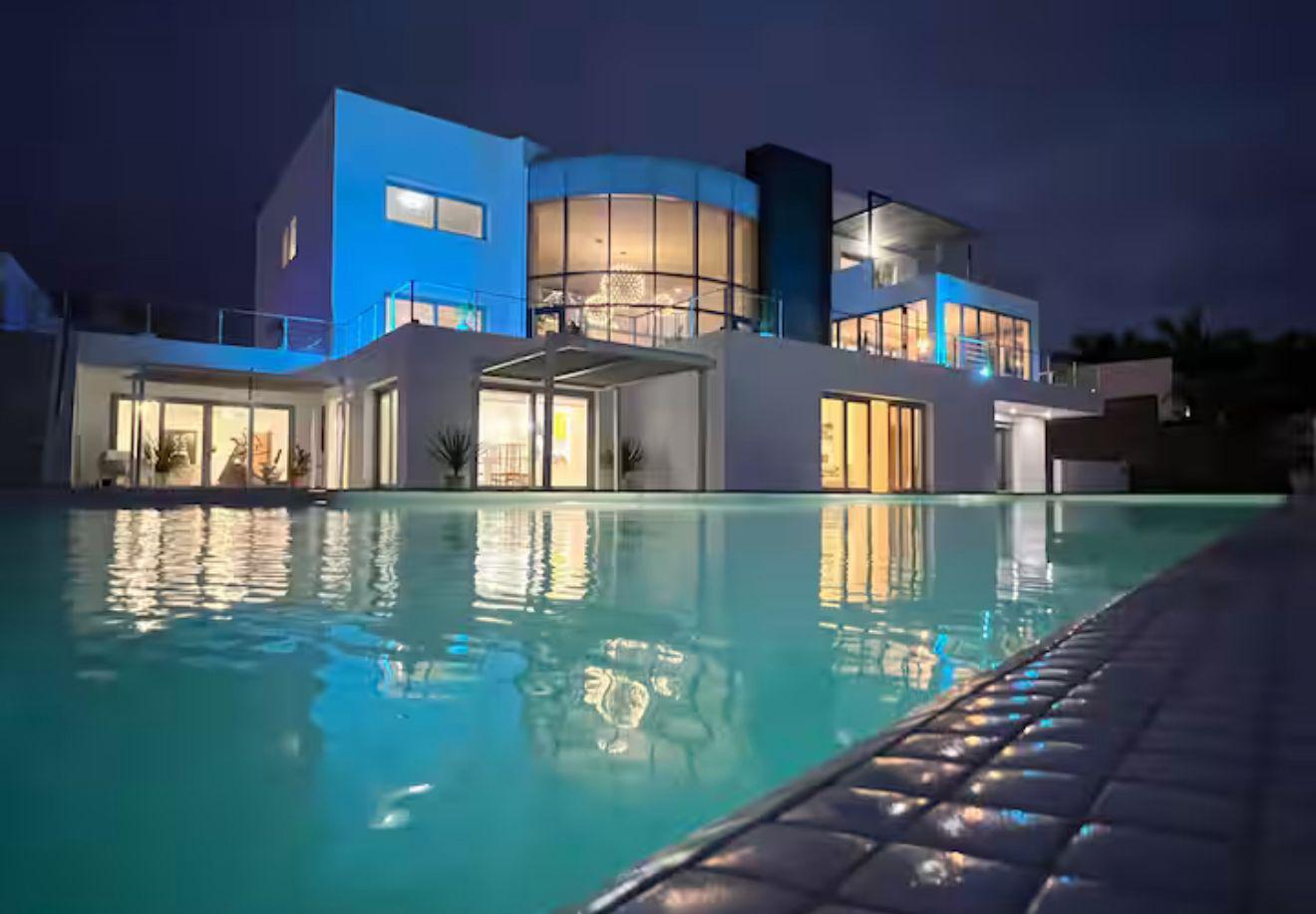 Vila Siam — exterior noapte cu piscină